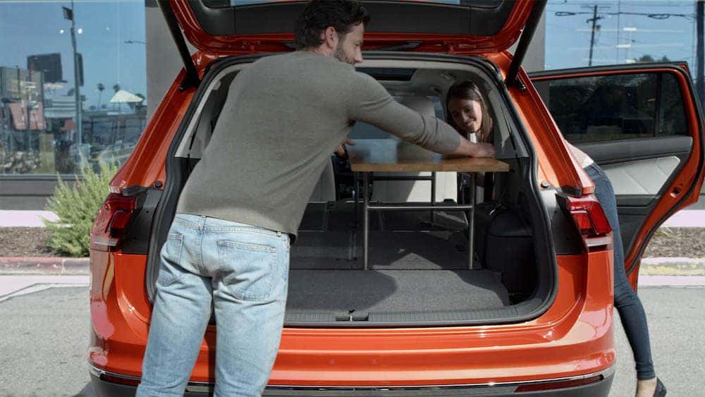 https://di-uploads-pod16.dealerinspire.com/alexandriavolkswagen/uploads/2019/07/2019-Volkswagen-Tiguan-rear-hatch-open.jpg