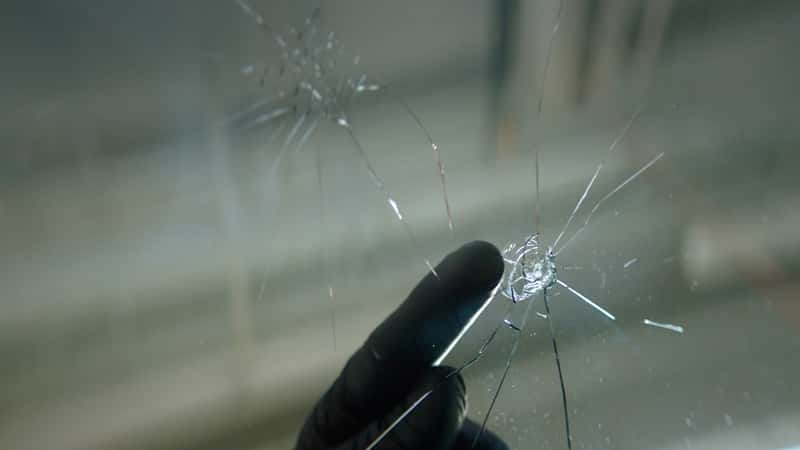 MBUSA_How-To_Video_Windshield.00_00_16_10_800x450