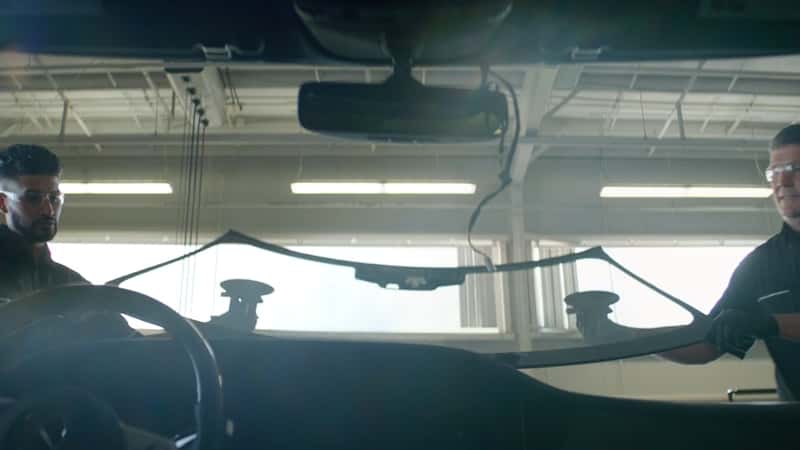 MBUSA_How-To_Video_Windshield.00_00_17_10_800x450