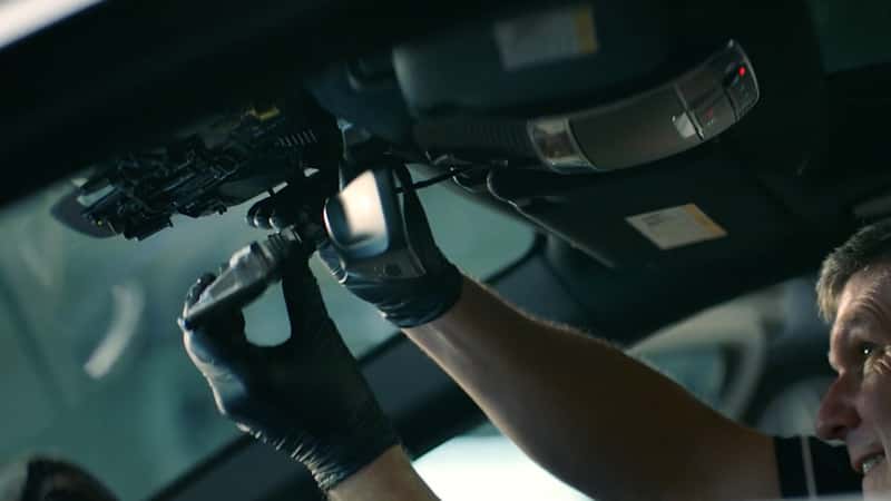 MBUSA_How-To_Video_Windshield.00_00_32_02_800x450