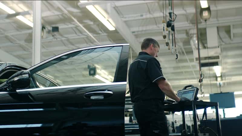 MBUSA_How-To_Video_Windshield.00_00_33_02_800x450