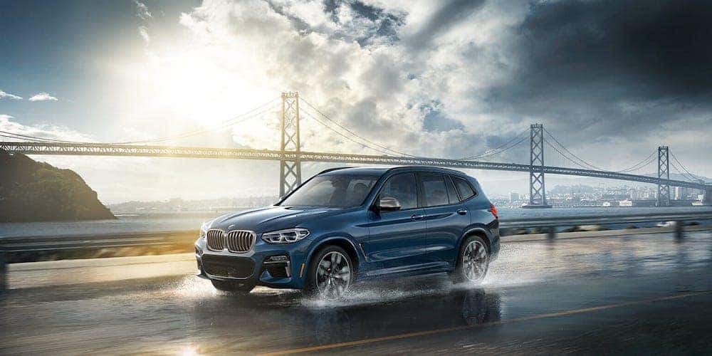 BMW X3 2019 en la carretera de la lluvia