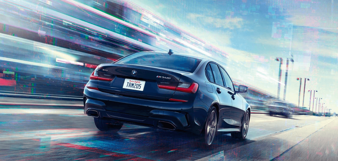 2022 3 Series driving in traffic