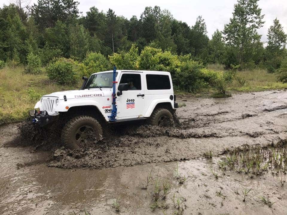 Arriba 54+ imagen jeep wrangler mudding