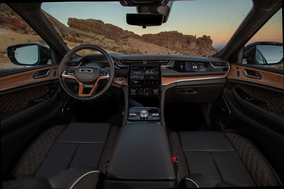 2025 Jeep Grand Cherokee Interior at Kendall DCJR
