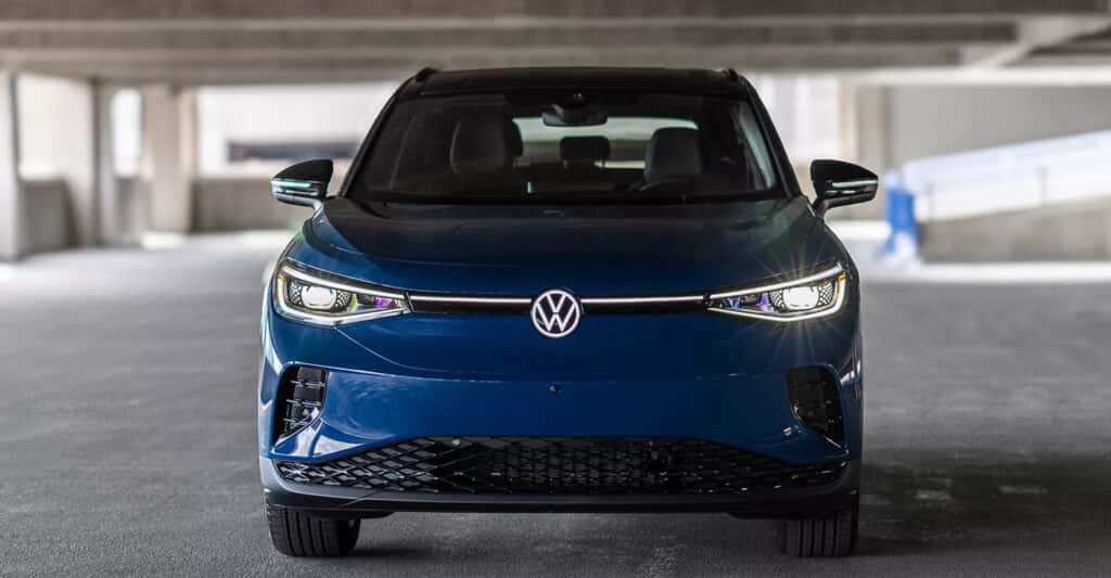 Automatic--LED-headlights-with-available-illuminated-front-light-line-and-logo_