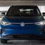 Automatic--LED-headlights-with-available-illuminated-front-light-line-and-logo_